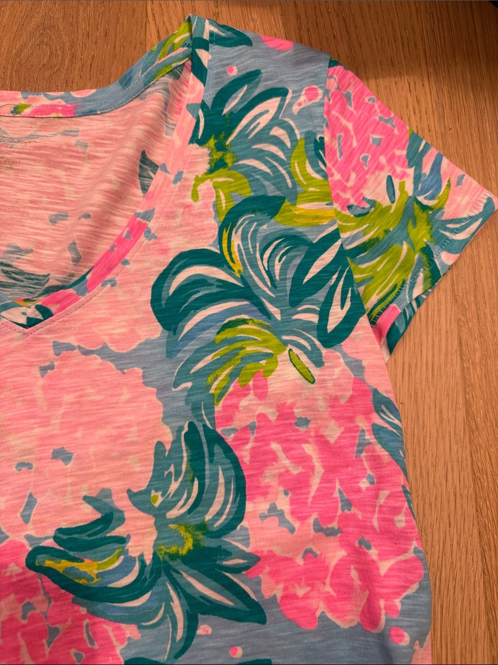 Lilly Pulitzer Short-Sleeve V-Neck Floral Women’s Tee — Pink, Turquoise size XS - Picture 6 of 11